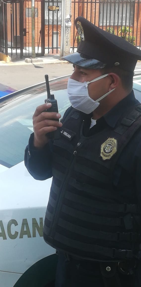 A Mexico City Police Officer with a Sepura STP9200 on street patrol