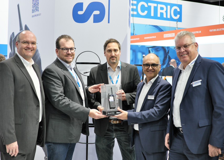 500,000th radio in a presentation box with SELECTRIC and Sepura logos, presented to Stadtwerke München delegates